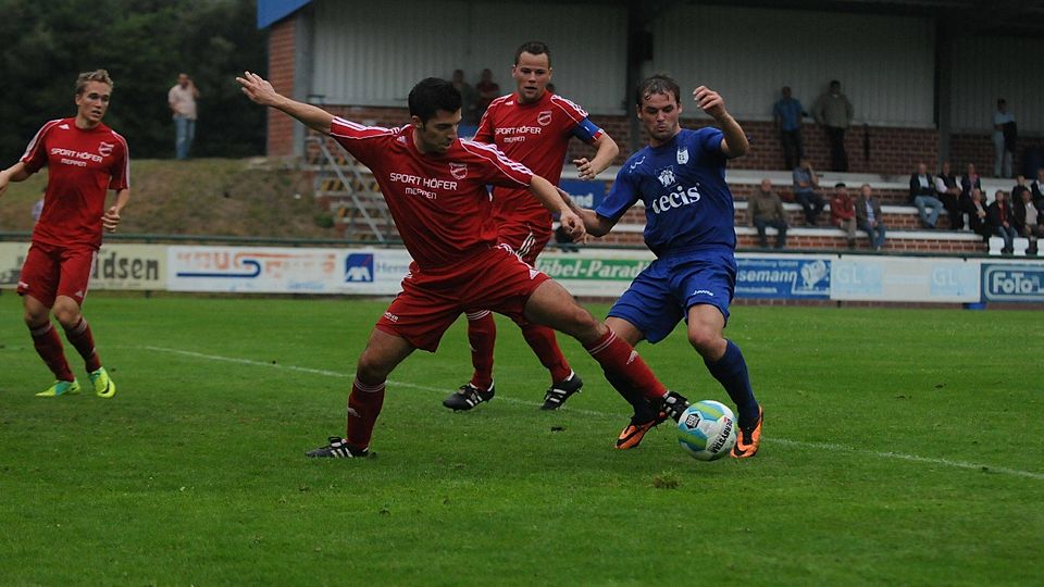 Derbyzeit bei Union Meppen (in Rot) und BW Papenburg.F: Dirk Hellmers