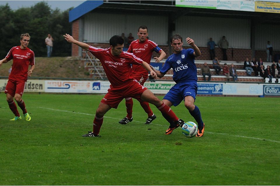 Derbyzeit bei Union Meppen (in Rot) und BW Papenburg.F: Dirk Hellmers