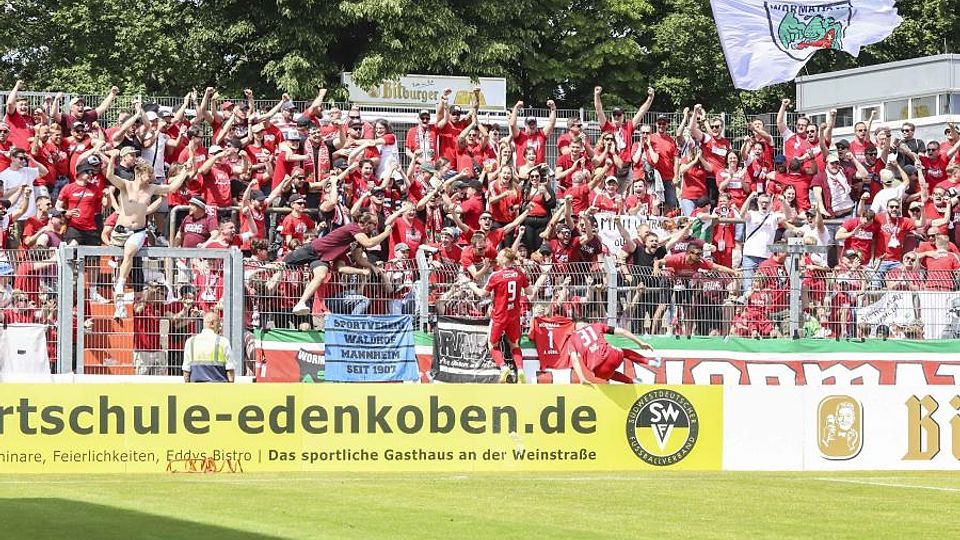 Zu früh gefreut: Stürmer Nils Fischer (Nummer 9) bejubelt ausgelassen mit dem Wormser Fanblock und seinen Mitspielern den Treffer zum zwischenzeitlichen 2:1.	