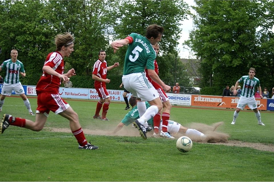 Auf dem Chamer "Rasen" hatte der Favorit aus Schalding-Heining so seine Probleme. Am Ende setzte sich der Favorit mit 1:0 durch. Foto: Eberhard Viehauser