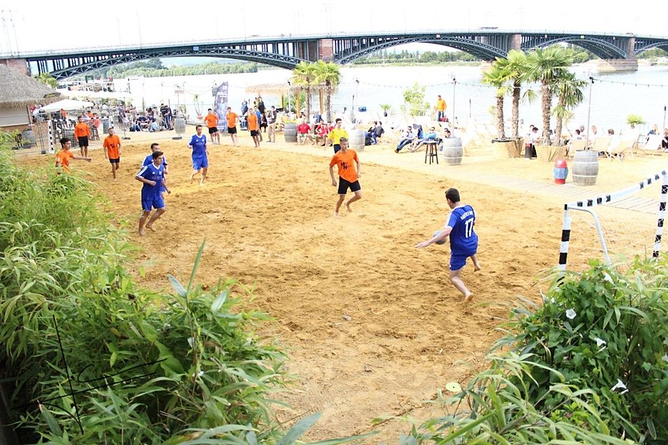 Bei bestem Wetter lieferten sich acht Hobby- und Amateurteams aus Wiesbaden und Rheinhessen eine sehenswerte erste Ausgabe des FuPa Beach Soccer Cup 2014. ( Bild: Henz)