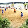 Bei bestem Wetter lieferten sich acht Hobby- und Amateurteams aus Wiesbaden und Rheinhessen eine sehenswerte erste Ausgabe des FuPa Beach Soccer Cup 2014. ( Bild: Henz)