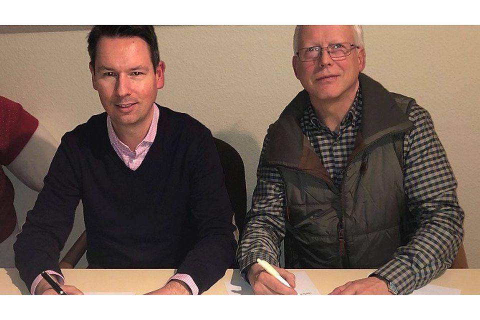 Sebastian Becker und Uwe Putensen unterschreiben den Vertrag