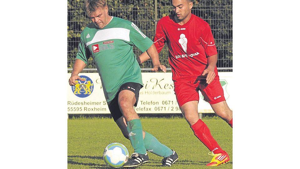 Klare Sache: Der TuS Roxheim II (grüne Trikots) fertigte die Kreuznacher Kickers mit 6:1 ab.   (Foto: Heidi Sturm)