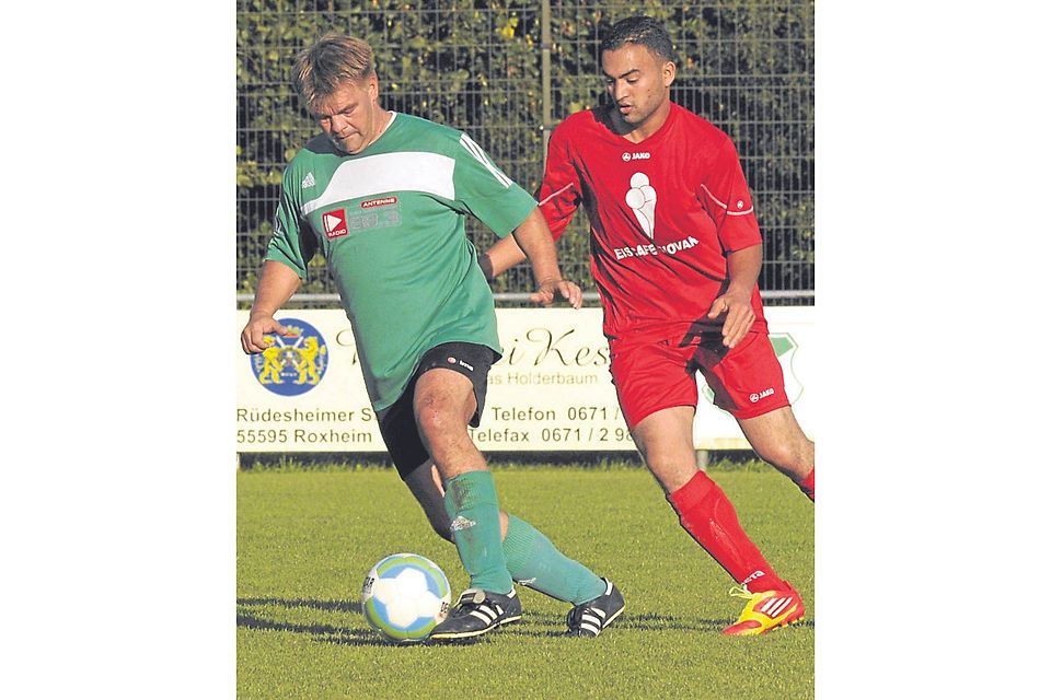 Klare Sache: Der TuS Roxheim II (grüne Trikots) fertigte die Kreuznacher Kickers mit 6:1 ab.   (Foto: Heidi Sturm)
