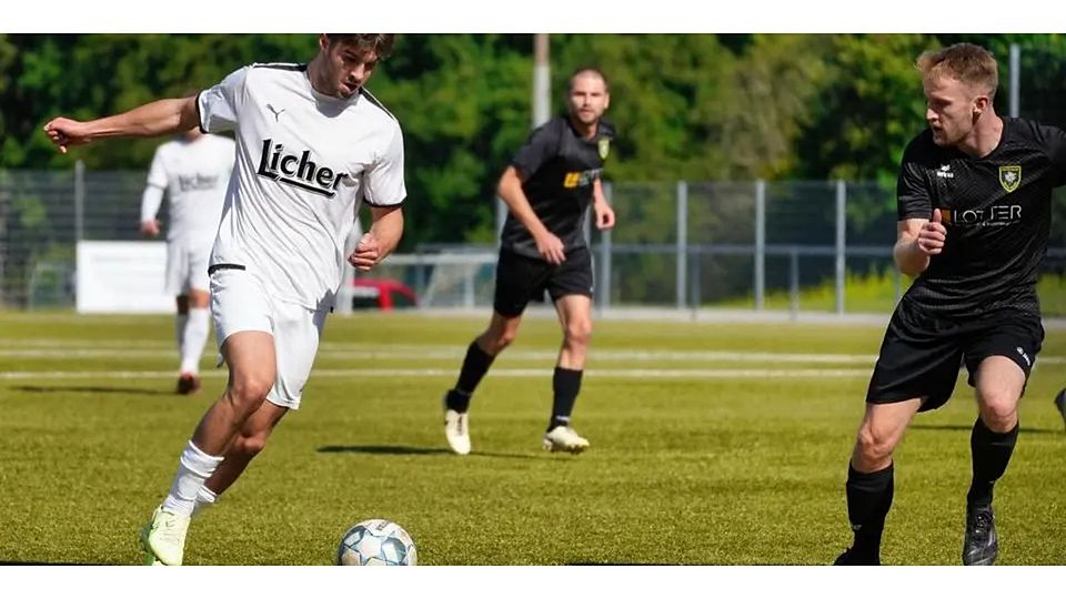 Den Ball im Blick, vor allem aber das gegnerische Tor: Stürmer Philipp Walliser (l.) von Fußball-Kreisoberligist RSV Büblingshausen, der sich vor dem Topspiel gegen den FSV Braunfels in bestechender Form befindet. (Archivbild) © Peter Bayer