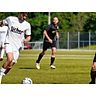 Den Ball im Blick, vor allem aber das gegnerische Tor: Stürmer Philipp Walliser (l.) von Fußball-Kreisoberligist RSV Büblingshausen, der sich vor dem Topspiel gegen den FSV Braunfels in bestechender Form befindet. (Archivbild) © Peter Bayer