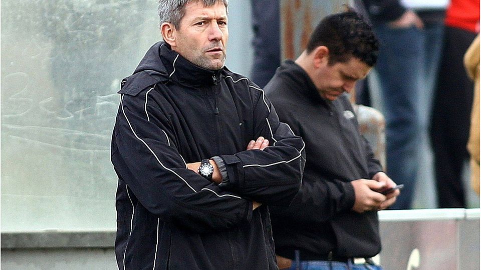 Reinhard Föckersperger (li.) bleibt Trainer des FC Vilshofen  F: Andreas Santner