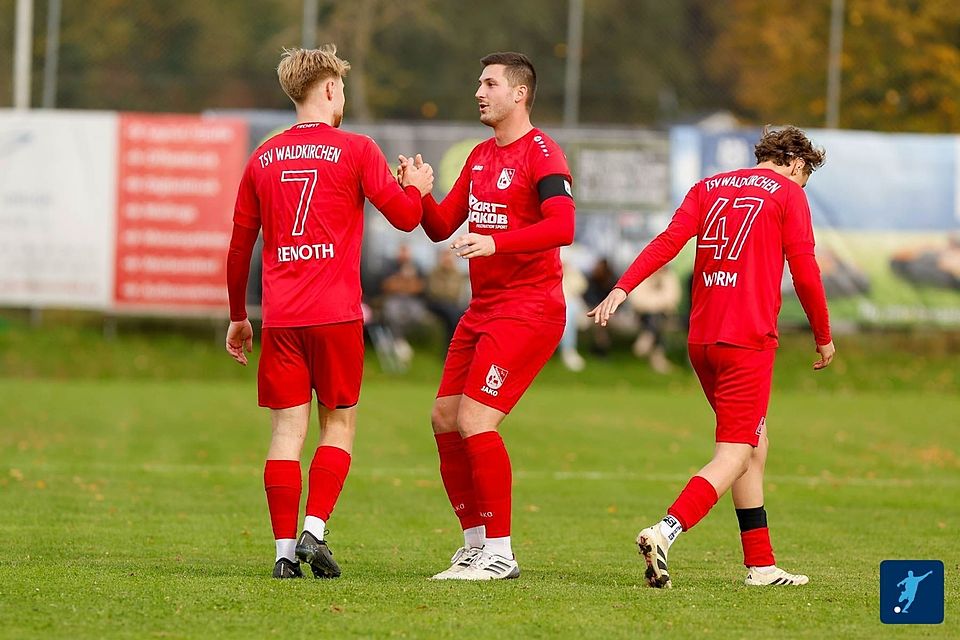 Waldkirchen bejubelt den achten Saisonsieg. Waldkirchen bejubelt den achten Saisonsieg.