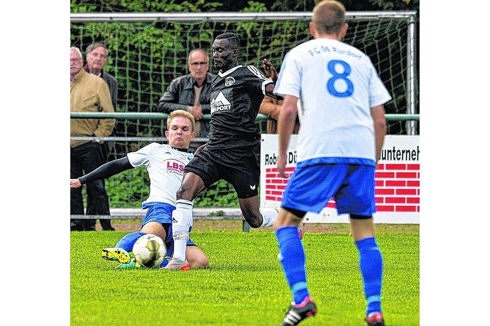 Rurdorfs Simon Braun (links) trennt seinen Gegenspieler vom Ball. Foto: Kròl