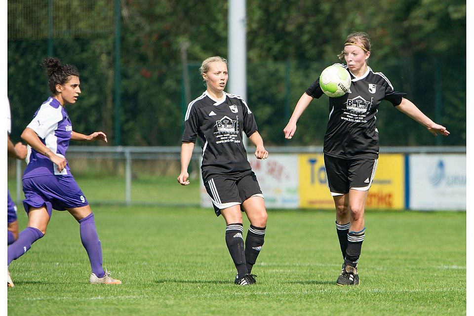 Die die Regionalliga-Fußballerinnen von Heidekraut Andervenne (schwarze Trikots) verpassten erneut die Chance, vom Tabellenende wegzuspringen. F: Doris Leißing