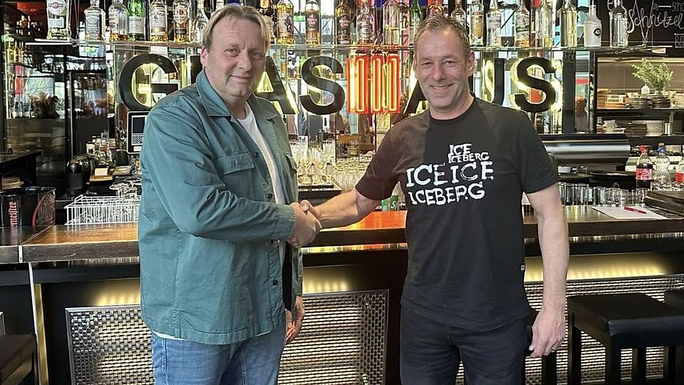 Im Heinsberger Glashaus besiegelten Werner Tellers (li.) und Friedel Henßen die Zusammenarbeit ab 01. Juli 2025.