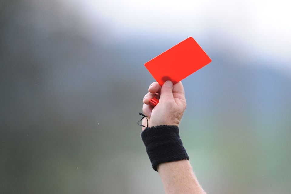Nach dem zweiten Platzverweis der Partie kam es zu dem Vorfall, der zu dem Spielabbruch führte. | Foto: Patrick Seeger Nach dem zweiten Platzverweis der Partie kam es zu dem Vorfall, der zu dem Spielabbruch führte. | Foto: Patrick Seeger