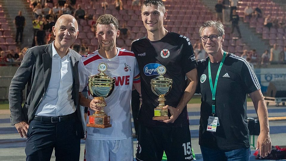 DFB-Präsident Bernd Neuendorf mit dem Kapitän des Siegers Luca Waldschmidt (1. FC Köln, 09). Daneben der Kapitän des Zweitplatzierten Christoph Greger (Viktoria Köln, 15) und Christos Katzidis (FVM Präsident)