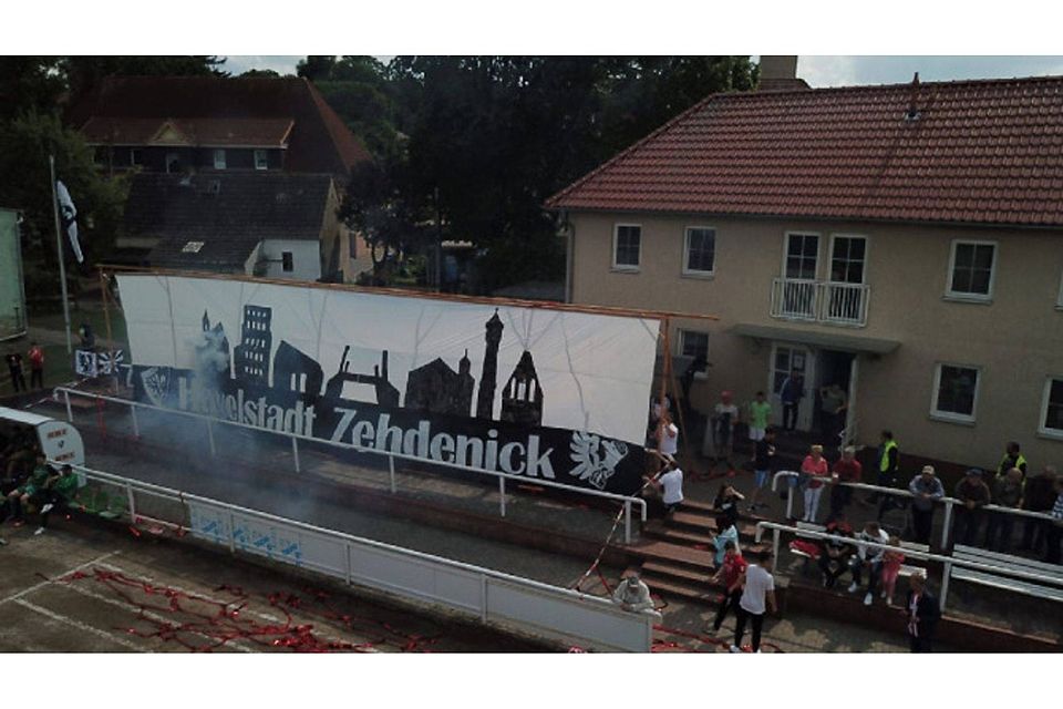 Die Fans des SV Zehdenick präsentierten im Spiel gegen Velten ein großes Banner.  ©Andreas Nadler