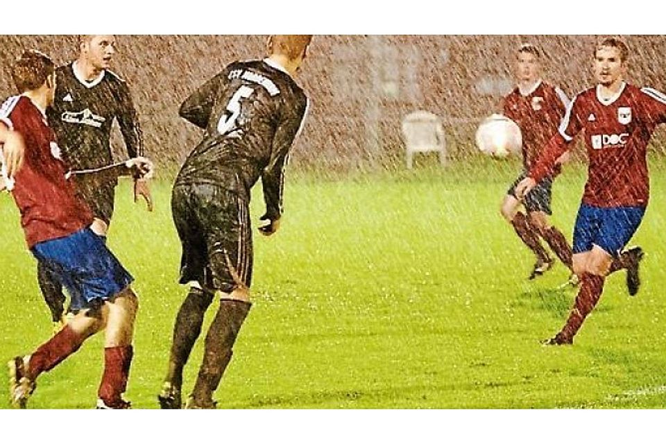 Den Gegner nass gemacht: Der ESV Nordenham (in Schwarz) besiegte den  TuS Obenstrohe II Dennis Weiß