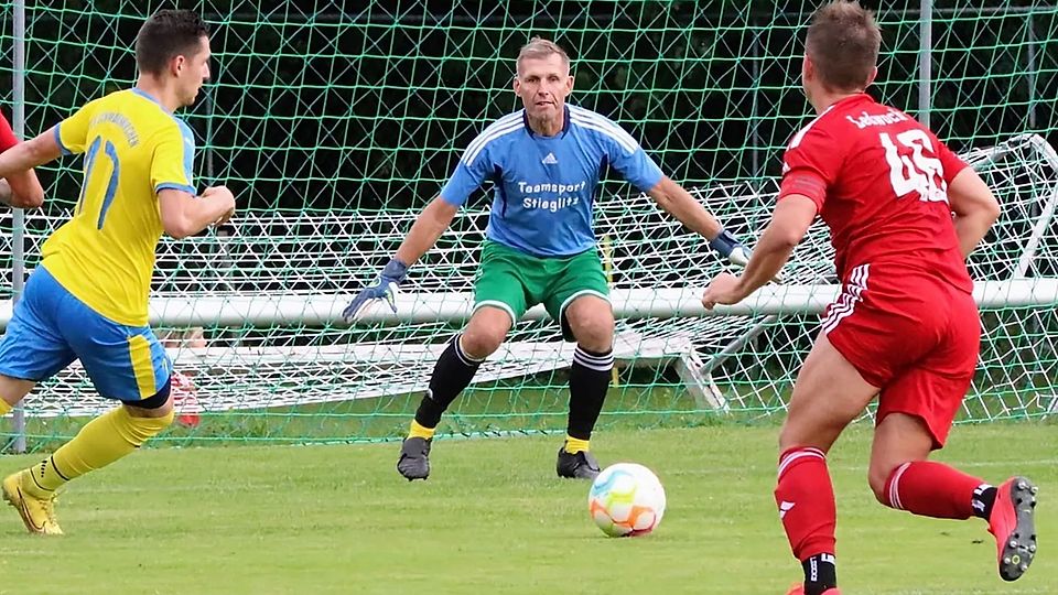 Selbst mit 53 Jahren stand Bodo Schustok (Mitte) noch regelmäßig in der Kreisklasse zwischen den Pfosten.