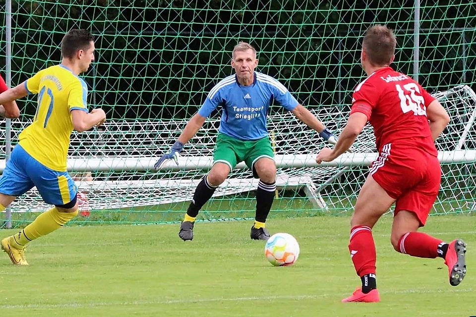 Selbst mit 53 Jahren stand Bodo Schustok (Mitte) noch regelmäßig in der Kreisklasse zwischen den Pfosten.