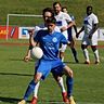 Kreuznach Bastian Kreidler (blau) verteidigt den Ball gegen ASV-Kicker Daniel Fichtner.