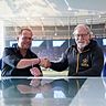 TSG-Geschäftsführer Jan Mayer (l.) bei der Vertragsunterzeichnung mit Mark Hall, COPA-CEO (r.): „Wir haben uns in den vergangenen Jahren konsequent zum Innovationsführer im deutschen Fußball entwickelt.“ 