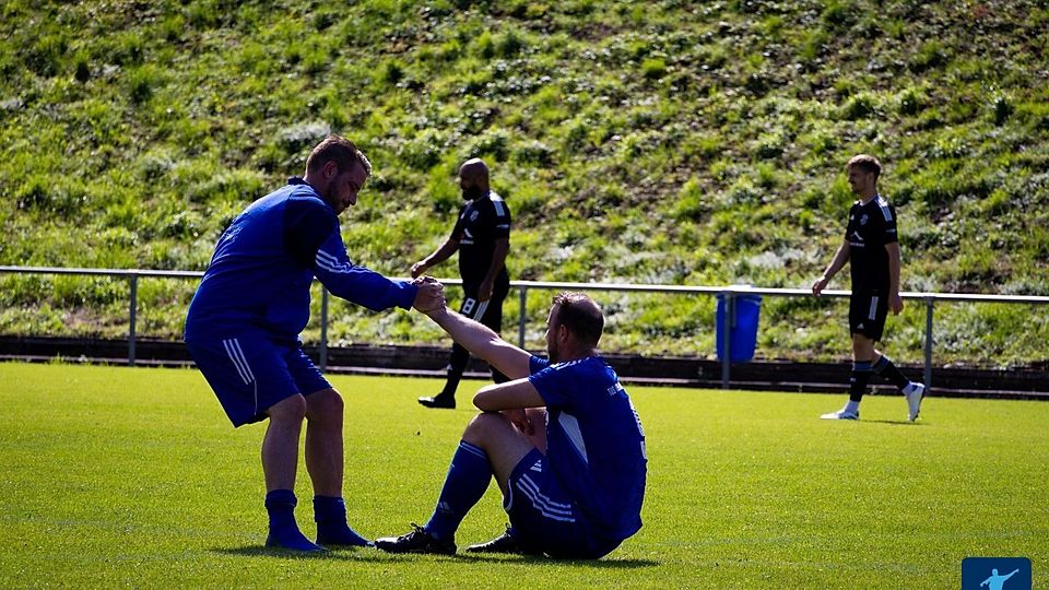 Mund abputzen, weiter geht's: Der TuS Waldböckelheim II (blaue Trikots) hat am Wochenende elf Gegentreffer und damit eine herbe Klatsche kassiert.