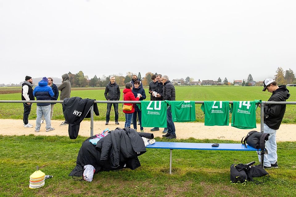 Verwaiste Reservebank beim FC Diessenhofen. Die Thurgauer haben immer noch Chancen auf den Wiederaufstieg.