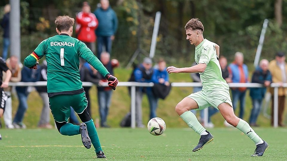 Noah Zeller war mit der SpVgg Joshofen-Bergheim nicht zu stoppen und umkurvt Ecknachs Keeper Hannes Helfer. Am Ende feierte die SpVgg einen 5:1-Erfolg.