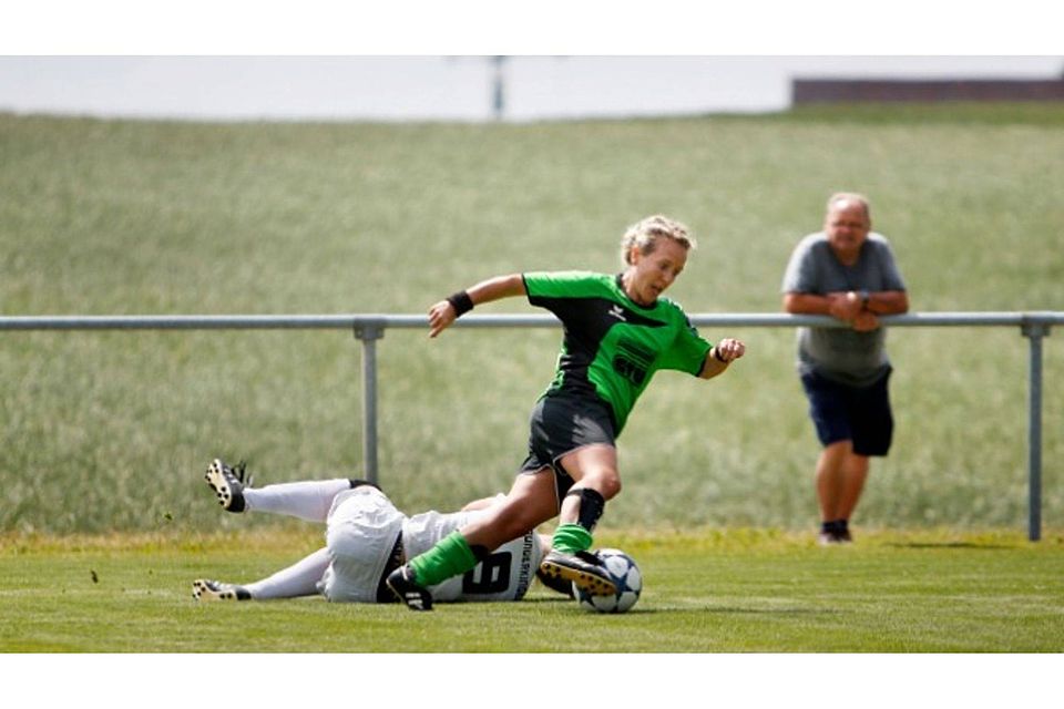 Der SV Granheim und der VfL Munderkingen trafen in der Relegation zur Verbandsliga aufeinander. Dabei hatte Granheim (grün) die besseren Karten, gewannen deutlich mit 3:0 und schicken den VfL Munderkingen in der Landesliga. Foto: Herbert Geiger