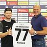 Sven Konzack (li.) bleibt dem VfB Krieschow auch in der kommen Saison erhalten.
