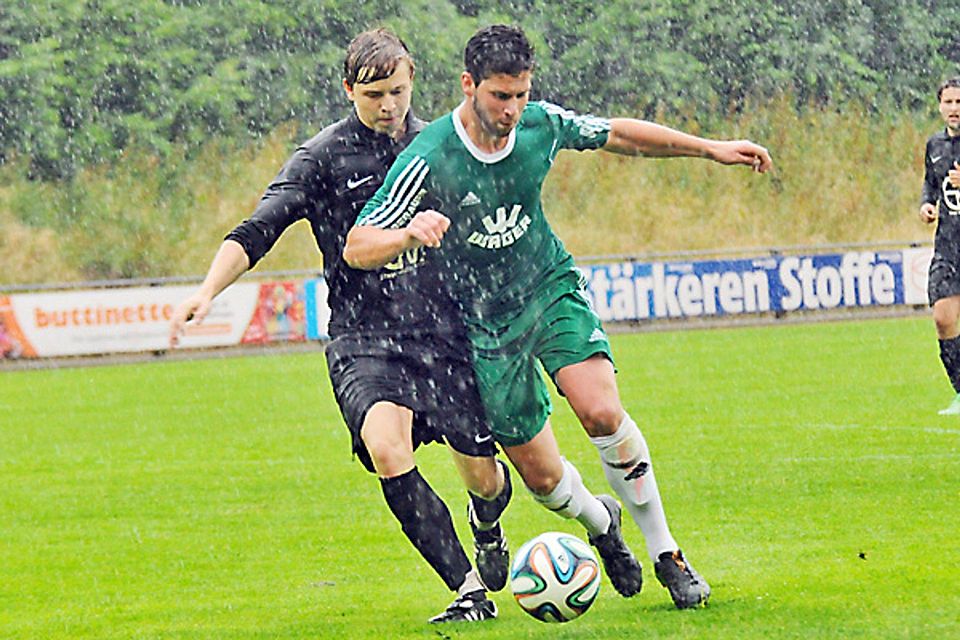 Bei strömendem Regen dreifacher FCG-Torschütze in Wertingen: Stefan Schimmer (rechts).  Foto: Brugger