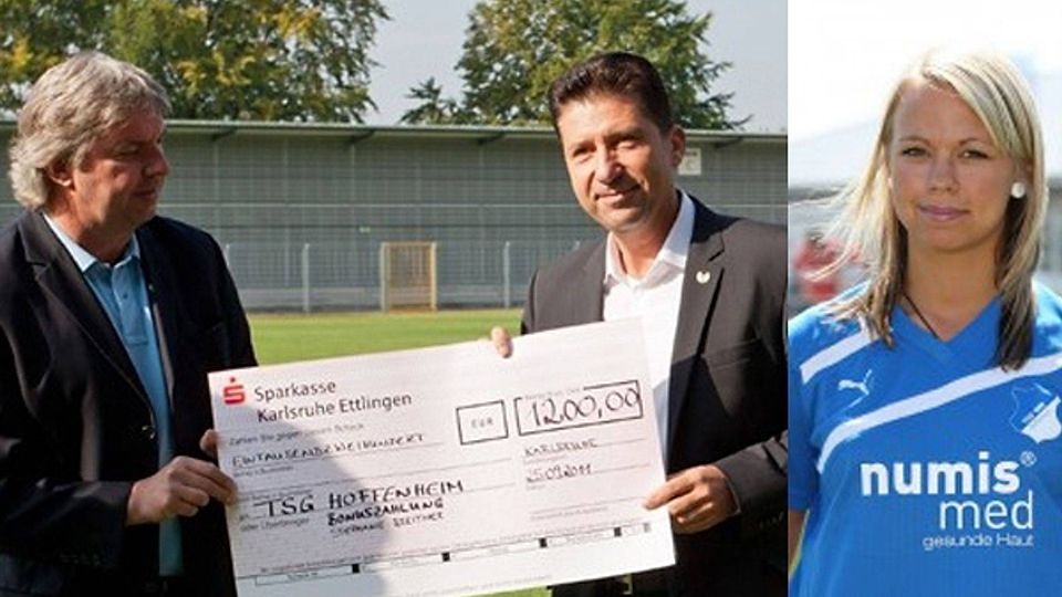 bfv-Präsident Ronny Zimmermann übergibt TSG-Präsident Peter Hofmann den Bonusbetrag für Nationalspielerin Stephanie Breitner. Fotos: bfv/Pfeifer