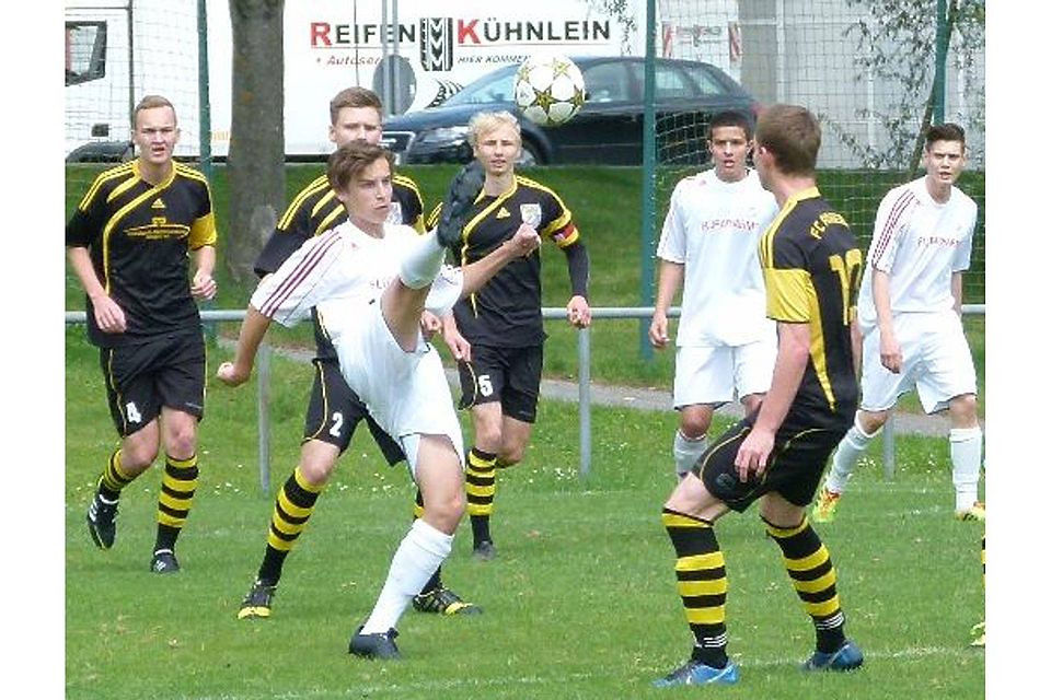 Der SV Memmelsdorf hatte beim 1:0-Heimsieg gegen den FC Amberg (in Schwarz) die Nase vorne. F: Schmien