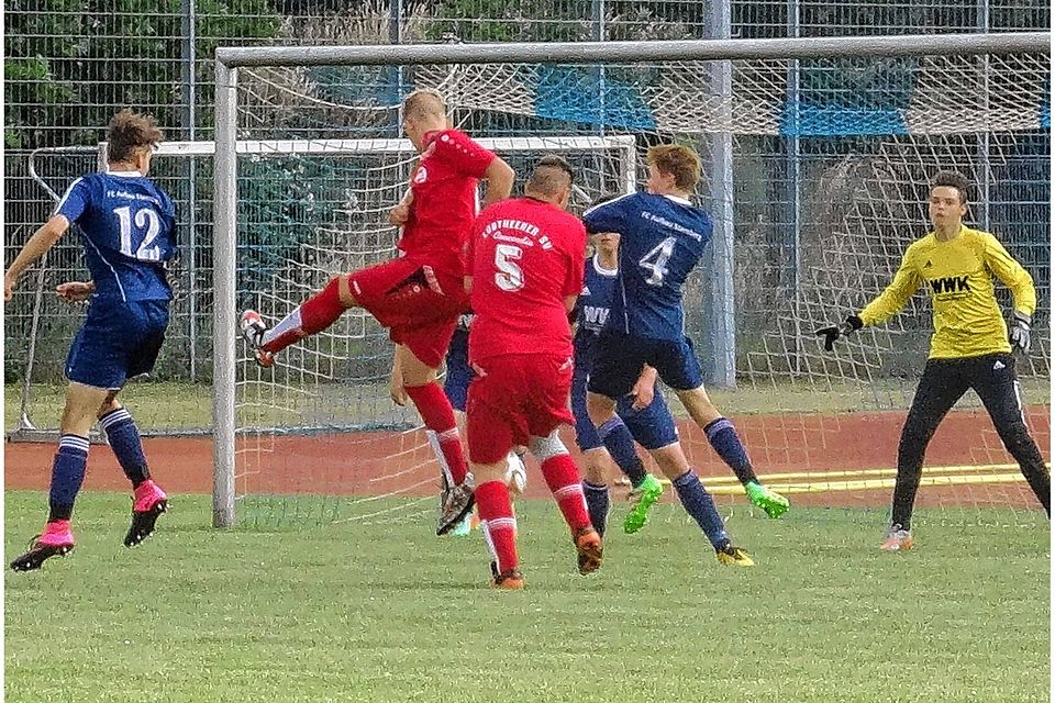 Während der Pokalpartie gegen die SG Lübtheen/Neuhaus ließen die Sternberg/Brüeler (blau) zu viele gute Tormöglichkeiten liegen und verloren mit 1:2 Treffern. rbrü