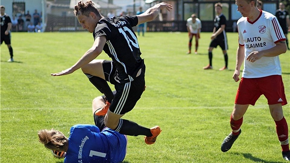 Der FC Teugn (schwarz) hat jetzt drei Punkte Vorsprung. Archivfoto: Roloff