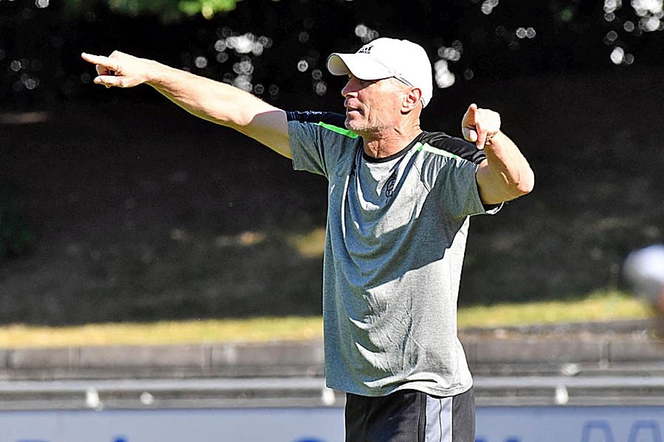 Eine „Mauer“ in München aufgezogen: Coach Stefan Anderl (rechts) ließ seine FCG-Kicker nach einem Platzverweis ausnahmsweise streng defensiv agieren.