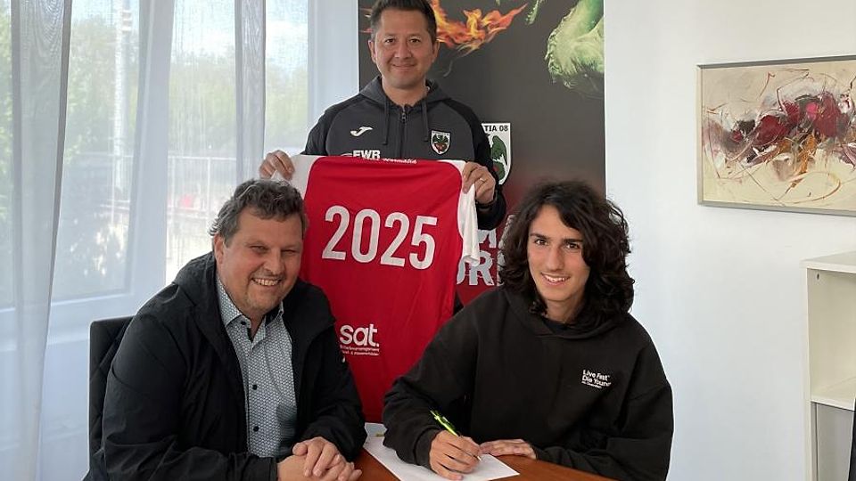 U19-Spieler Luca Manganiello unterzeichnet im Beisein des Sportlichen Leiters Norbert Hess (links) und U19-Trainer John Antuna bei der Wormatia seinen ersten Aktiven-Vertrag.