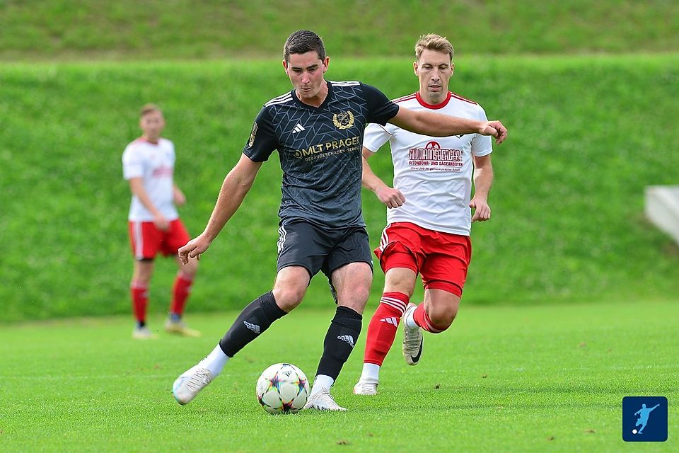 Daniel Peller (am Ball) vom SV-DJK Karlsbach erzielte gegen den SSV Hinterschmiding den entscheidenden Treffer.