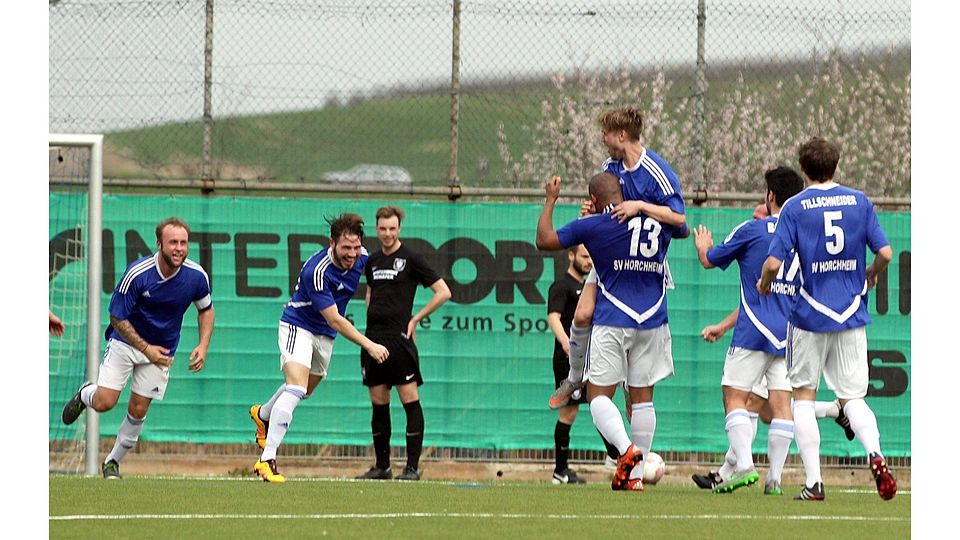 Jubel, Trubel, Heiterkeit: Die Spieler des SV Horchheimer feiern mit dem Torschützen Robin Rauscher (Zweiter von links)den Treffer zum 3:0.	Foto: photoagenten/Axel Schmitz