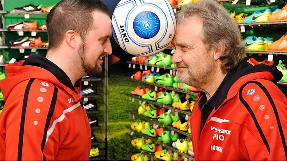 Bislang haben Dominik Piotrowski und sein Vater Jürgen beruflich und sportlich immer an einem Strang gezogen, doch am Sonntag treten die beiden erstmals gegeneinander an: Dominik trainiert Jahn Landsberg und ist bei der DJK Schwabhausen zu Gast, die sein Vater coacht.	F.: Thorsten Jordan