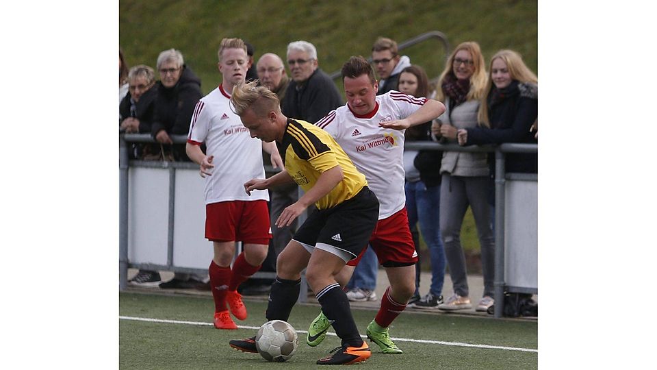 Mit einer geschickten Körpertäuschung schirmt der Ixheimer Maximilian Bernhardt (gelb) den Ball gegen seinen Namensvetter Maximilian Blum von Palatia Contwig ab. Foto: Marco Wille