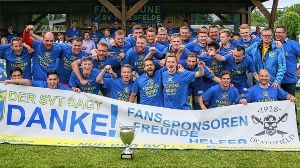 Am Ziel:  Der  SV Todesfelde feiert nach dem 6:2-Sieg über die SG Rönnau-Segeberg mit dem „Pott“.