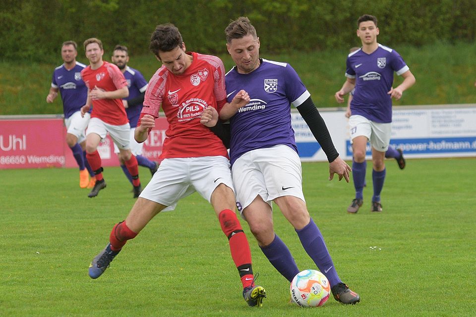 Manuel Fensterer (rechts) brachte den TSV Wemding gegen die Favoriten aus Buchdorf in Führung, am Ende stand es sogar 3:0. Manuel Fensterer (rechts) brachte den TSV Wemding gegen die Favoriten aus Buchdorf in Führung, am Ende stand es sogar 3:0.