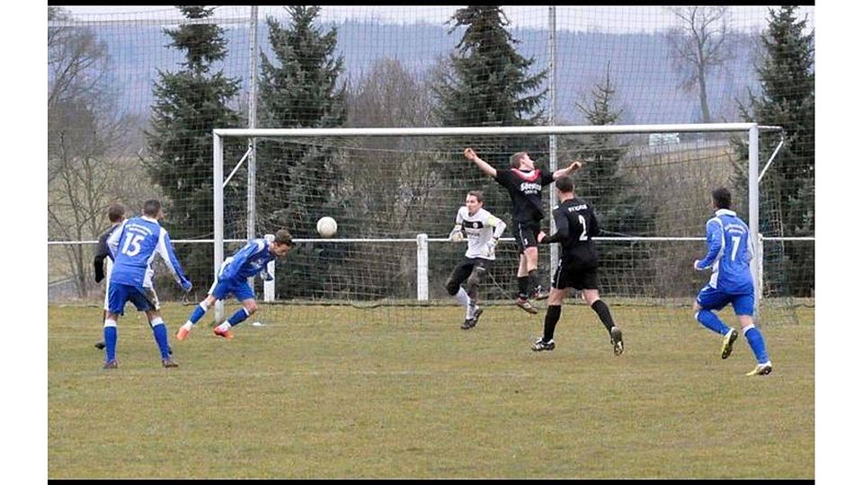 Daniel Steuernagel versucht es in dieser Szene per Kopf, doch ein drittes Tor gegen den FV Horas blieb ihm versagt. Fotos (2): Zinn