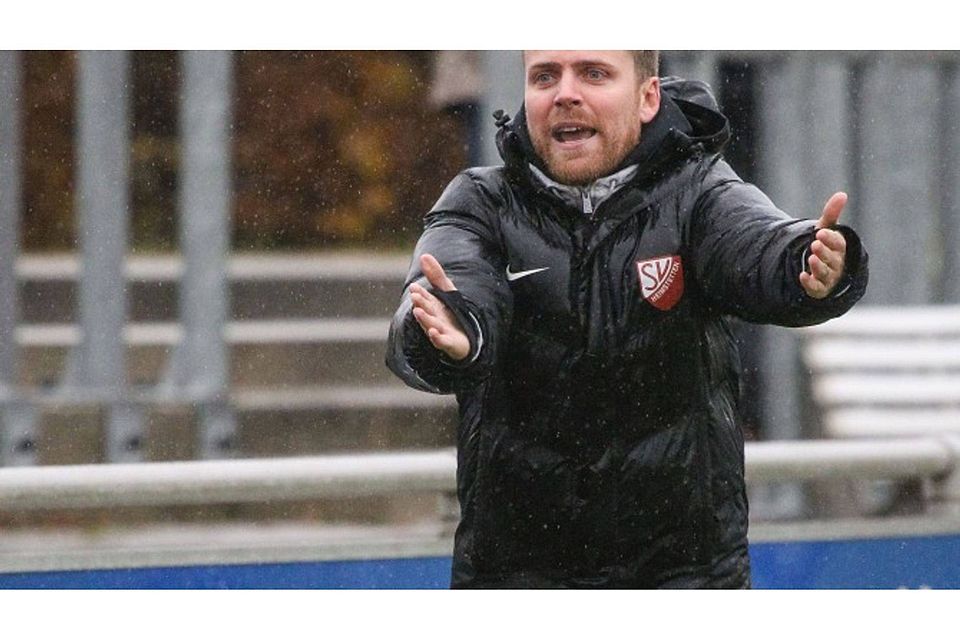 Dauerregen, Wind und Nasskälte: SVH-Trainer Christoph Schmitt wird vom Spiel seines Teams nicht recht erwärmt. FOTO. CHRISTIAN RIEDEL