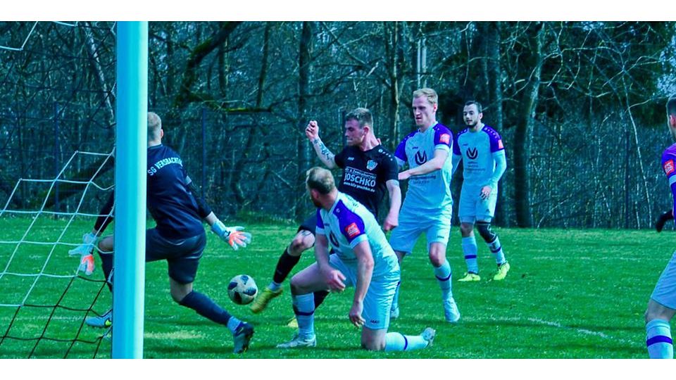  Gleich schlägt der Ball zum 3:0 für Silberg/Eisenhausen im Versbachtaler Kasten ab: Jannis Lüftner zieht an der Fünfmeterkante kompromisslos ab. René Anders ist schon in die Knie gegangen, Torwart Joakim Schoppan ist chancenlos. (© Jens Kauer) 