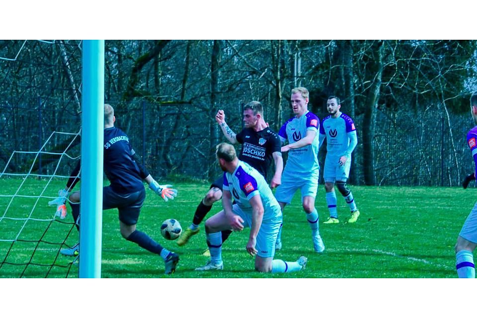  Gleich schlägt der Ball zum 3:0 für Silberg/Eisenhausen im Versbachtaler Kasten ab: Jannis Lüftner zieht an der Fünfmeterkante kompromisslos ab. René Anders ist schon in die Knie gegangen, Torwart Joakim Schoppan ist chancenlos. (© Jens Kauer) 