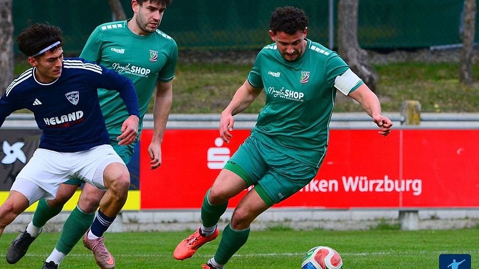 Sind nach wie vor optimistisch und wollen am Spitzenduo dranbleiben: Der TSV Abtswind um Kapitän Max Hillenbrand (re).