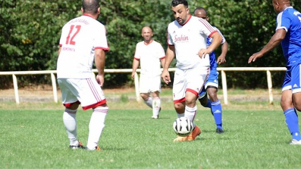 Der Bezirksligist TuSpo Surheide in den blauen Trikots gewann sein Pokalspiel bei Galatasaray Bremerhaven mit 6:1. Foto: Volker Schmidt