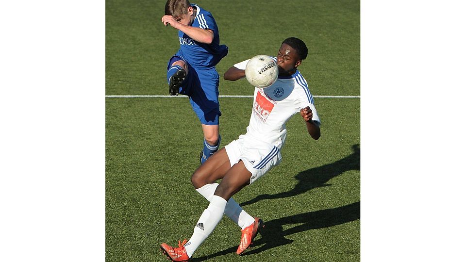 Kompromisslos: Schott-Spieler Fabien Staudt klärt vor Gonsenheims Dennis Gyamfi (rechts). Der SVG behielt am Wildpark zum Saisonstart 2:0 die Oberhand.	Foto: hbz/Harry Braun