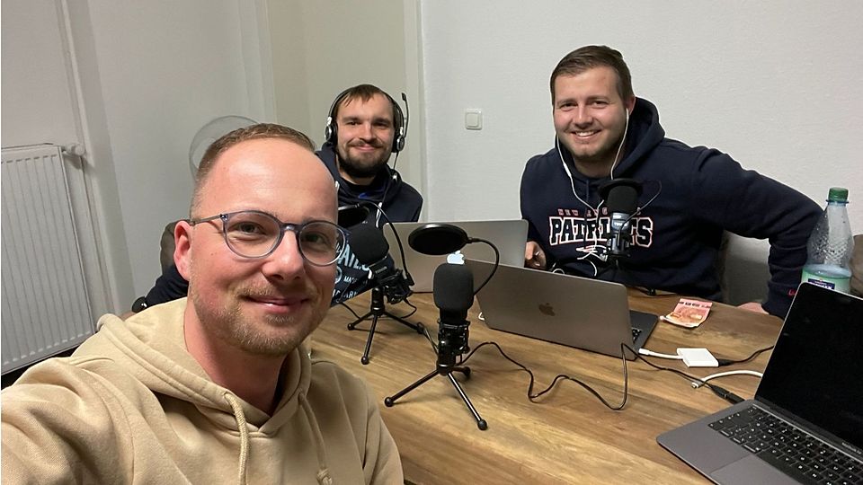  Patrick Welsch, Pascal Bönecke und Philipp Seyffert (von links) berichten in ihrem Podcast über das aktuelle Fußball-Geschehen in Anhalt-Bitterfeld.